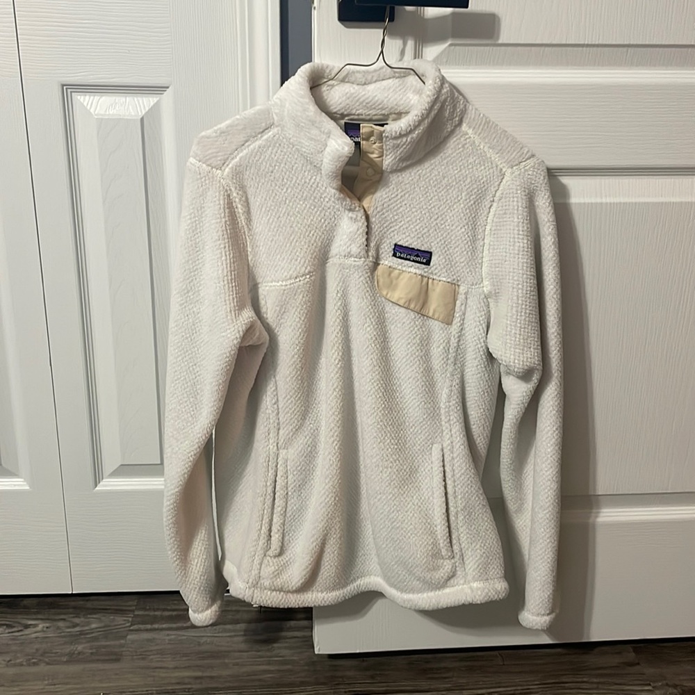 White Patagonia sweatshirt. In very good condition!